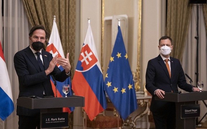 Heger a Rutte sa zhodli na potrebe dialógov pri riešení situácie na Ukrajine