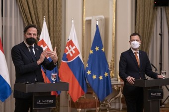 Heger a Rutte sa zhodli na potrebe dialógov pri riešení situácie na Ukrajine
