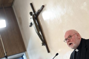 Kardinál Marx priznal zlyhanie, rezignáciu však neponúkne