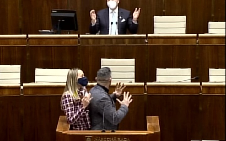 Suja sa mal v pléne ospravedlniť Benčíkovi, znova ho označil za eštebáka