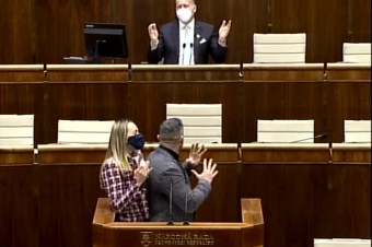 Suja sa mal v pléne ospravedlniť Benčíkovi, znova ho označil za eštebáka