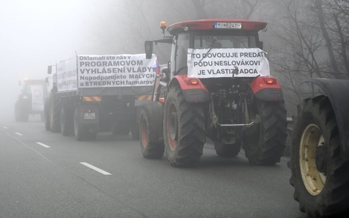 Protestujúci farmári traktormi úplne zablokovali priechod Dargov