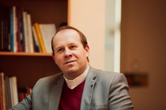 Prikázanie je obojsmerné. Prehnaná rodičovská kritika je narcistickým prejavom