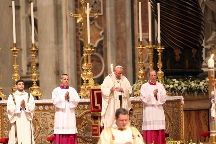 Kríž stredobodom oltára pri sv. omši