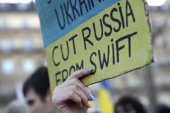 Svet uvalil na Rusko bezprecedentné sankcie. Putinovi môžu čoskoro dôjsť peniaze