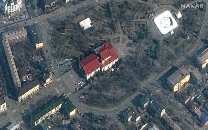 Pred budovou bol nápis „Deti“. Starosta hovorí o genocíde
