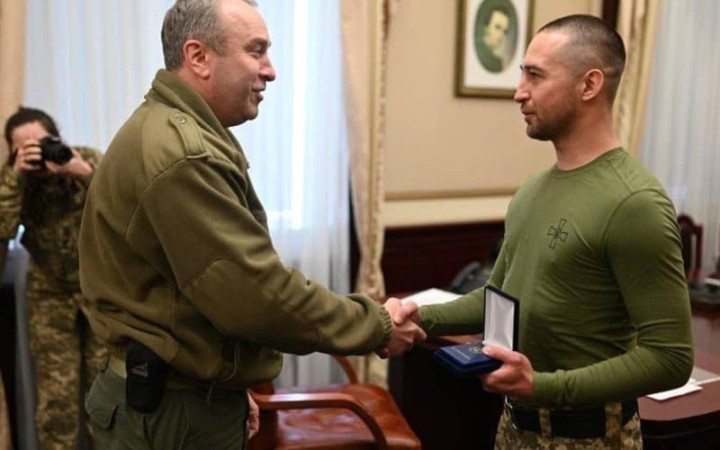 Obranca Hadieho ostrova, ktorý vynadal ruskej lodi, dostal ocenenie za zásluhy