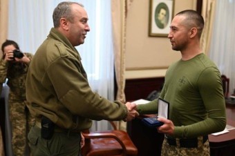 Obranca Hadieho ostrova, ktorý vynadal ruskej lodi, dostal ocenenie za zásluhy
