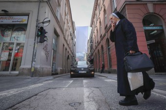 Fotovýber: Mníška prechádza v centre Sarajeva okolo bielej látkovej zástavy pred