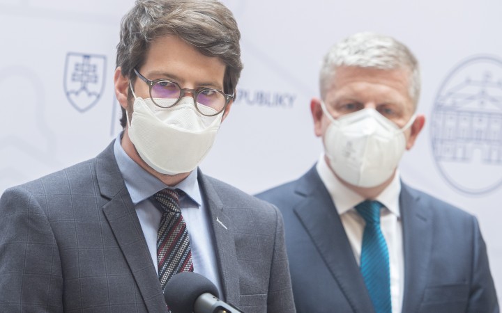 Hoci sa situácia zlepšuje, o rušení respirátorov sa rozhodne až po Veľkej noci