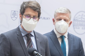 Hoci sa situácia zlepšuje, o rušení respirátorov sa rozhodne až po Veľkej noci