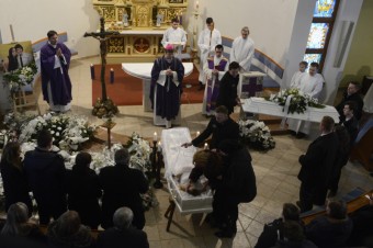 Pohrebná kázeň biskupa Forgáča: Stôl preplnený bankovkami je ťažký cynizmus