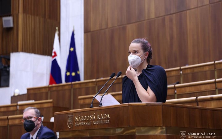 Tabák neuvažuje nad odchodom z klubu, Čekovský jej navrhne žltú kartu