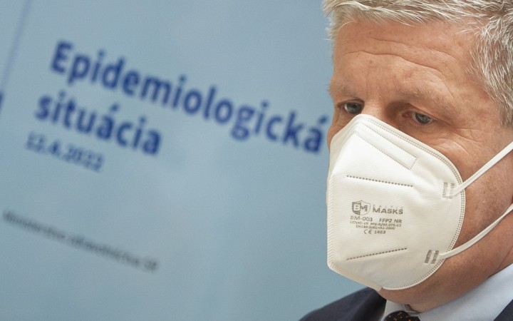 Respirátory sa rušia takmer všade. Netreba ich už ani v MHD