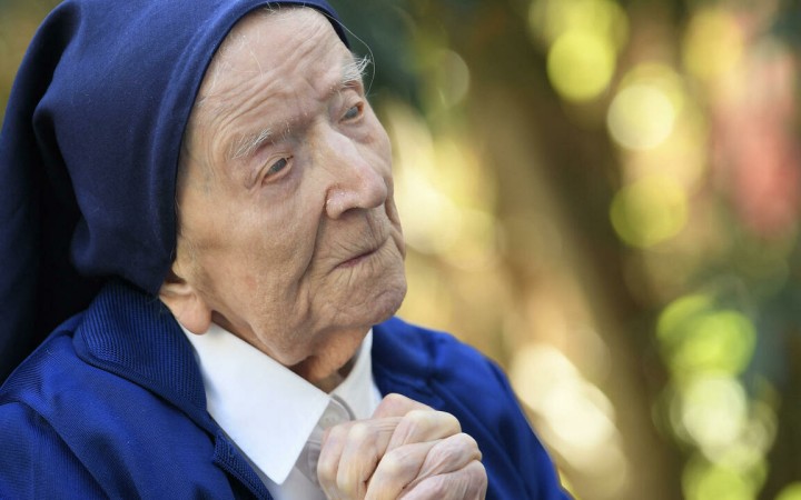 Najstarším človekom na svete je aktuálne 118-ročná rehoľníčka z Francúzska