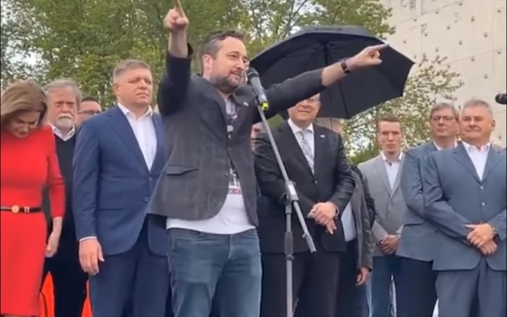 Smer mrzí, že sa ľudia neudržali. Beňová vraví, že nadávky nepočula