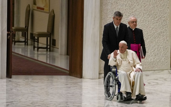 Pápež František sa dnes prvýkrát objavil na verejnosti na invalidnom vozíku.