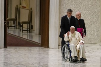 Pápež František sa dnes prvýkrát objavil na verejnosti na invalidnom vozíku.