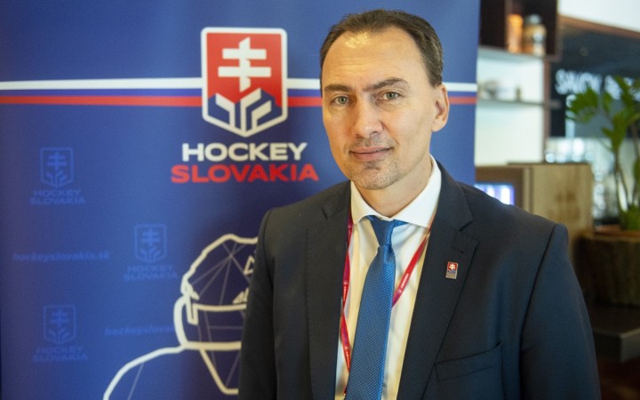 Miroslav Šatan ostáva na čele hokejového zväzu, vo voľbách porazil Jurinyiho