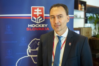 Miroslav Šatan ostáva na čele hokejového zväzu, vo voľbách porazil Jurinyiho