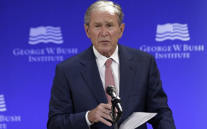 George Bush sa pomýlil a označil inváziu do Iraku za brutálnu a neoprávnenú