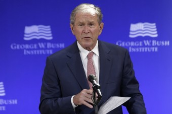 George Bush sa pomýlil a označil inváziu do Iraku za brutálnu a neoprávnenú