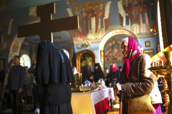 Foto: Ukrajinci sláviaci bohoslužbu v kláštore sv. Michala Archanjela v Odese