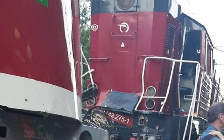 Medzi Varínom a Vrútkami sa zrazil rušeň s osobným vlakom, hlásia zranených