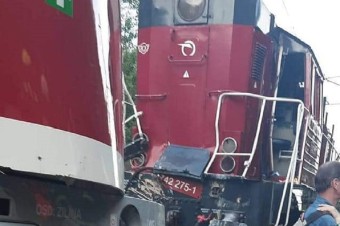 Medzi Varínom a Vrútkami sa zrazil rušeň s osobným vlakom, hlásia zranených