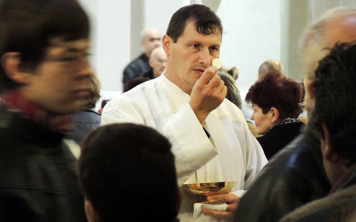 Prijímať Eucharistiu do úst či na ruku? Dôležitý je vnútorný postoj