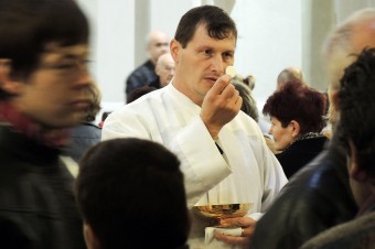 Prijímať Eucharistiu do úst či na ruku? Dôležitý je vnútorný postoj
