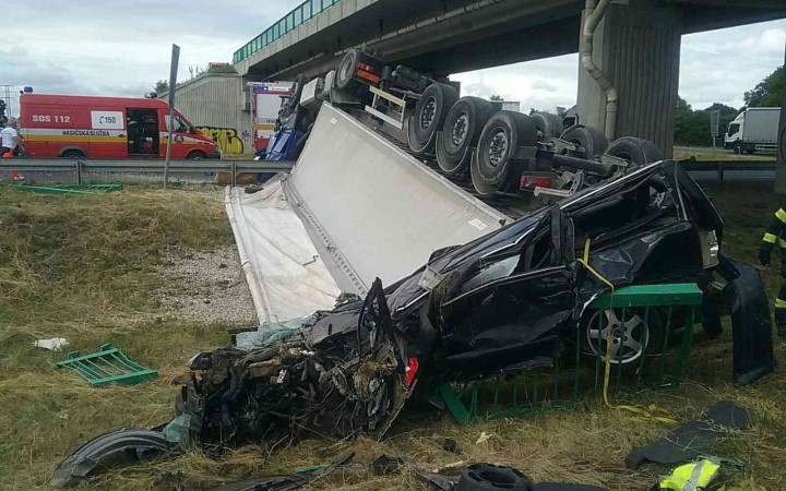 Na ceste z Trnavy do Piešťan sa kamión a auto zrútili z nadjazdu