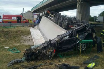 Na ceste z Trnavy do Piešťan sa kamión a auto zrútili z nadjazdu