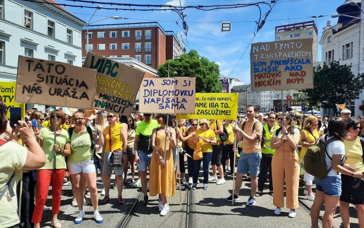 Na bratislavskom Námestí SNP sa tesne pred začiatkom učiteľského protestu zhroma