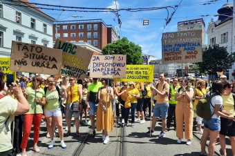 Na bratislavskom Námestí SNP sa tesne pred začiatkom učiteľského protestu zhroma
