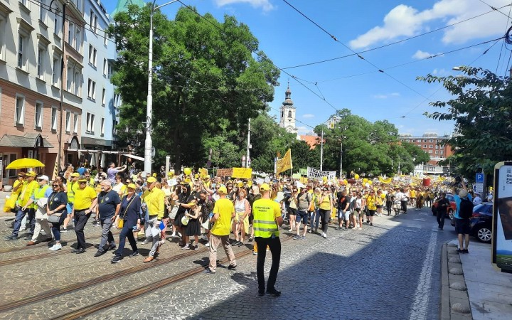 Protestujúci učitelia sa presúvajú z Námestia SNP pred budovu parlamentu. Cestou