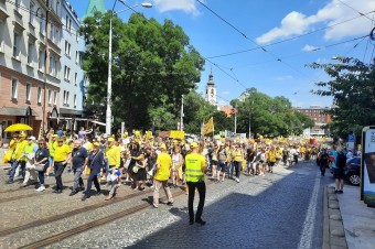 Protestujúci učitelia sa presúvajú z Námestia SNP pred budovu parlamentu. Cestou