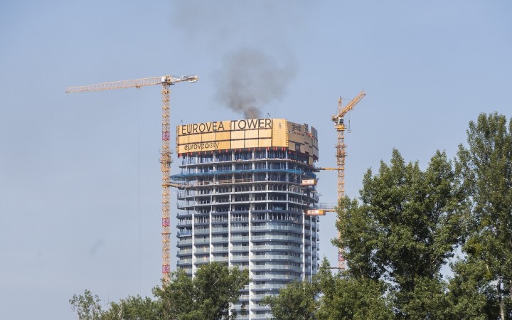 V Bratislave horí strecha výškovej budovy Eurovea Tower