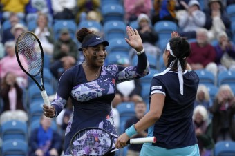 Serena Williamsová absolvovala v debli víťazny návrat na dvorce