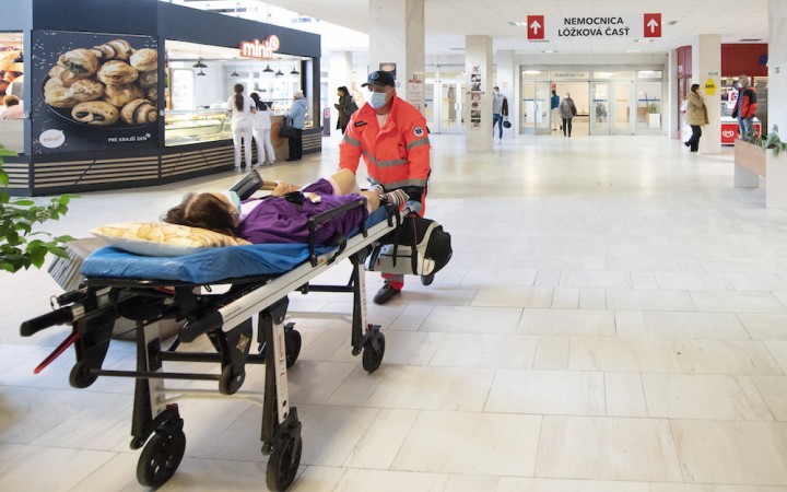 Pacient z nemocnice v Ružinove prišiel o obe oči, vyoperovali mu to nesprávne