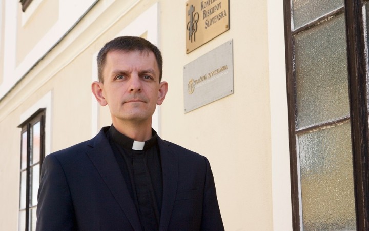 Klebetníci vždy dúfajú, že sa pridáme na ich stranu. Nesadnime im na lep