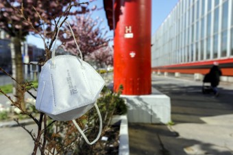 Nosenie respirátora môže byť v niektorých situáciách opäť povinné