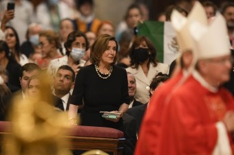 Pelosiová aj napriek svojej podpore interrupcií prijala vo Vatikáne Eucharistiu