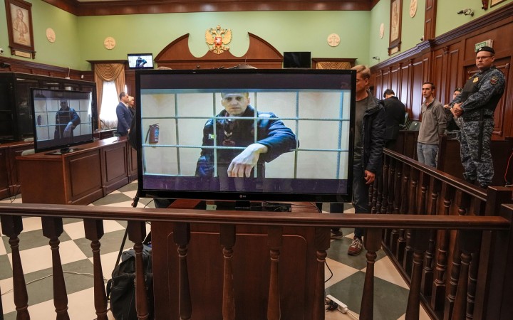 Navaľnyj tvrdí, že vo väzení musí hodiny sedieť pod portrétom Putina