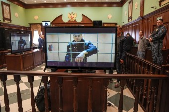 Navaľnyj tvrdí, že vo väzení musí hodiny sedieť pod portrétom Putina