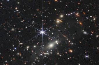 NASA ukázala prvý záber Webbovho teleskopu zachytávajúci ďaleký vesmír