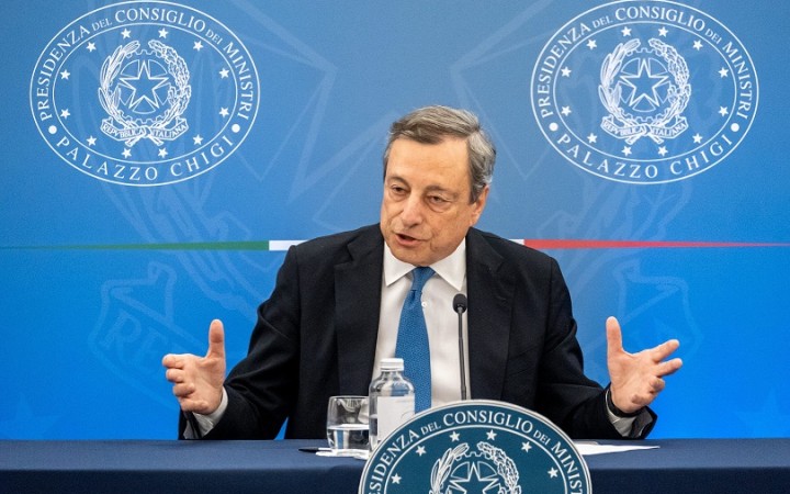 Taliansky premiér Draghi podal demisiu, prezident Mattarella ju odmietol prijať