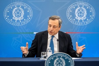 Taliansky premiér Draghi podal demisiu, prezident Mattarella ju odmietol prijať