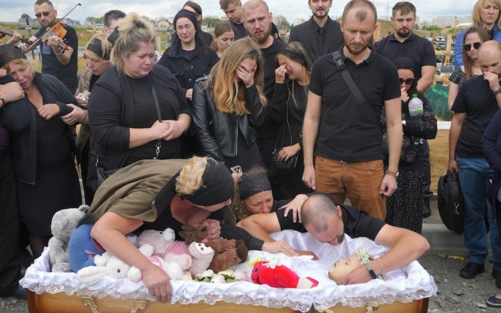 Rodina pochovala 4-ročnú Lizu zabitú pri ruskom útoku vo Vinnycii