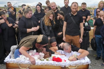 Rodina pochovala 4-ročnú Lizu zabitú pri ruskom útoku vo Vinnycii